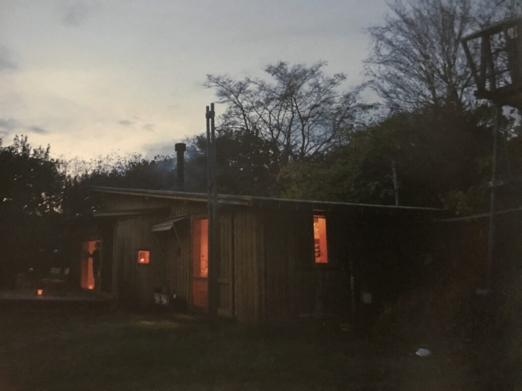 『食う寝る遊ぶ 小屋暮らし』の夕景